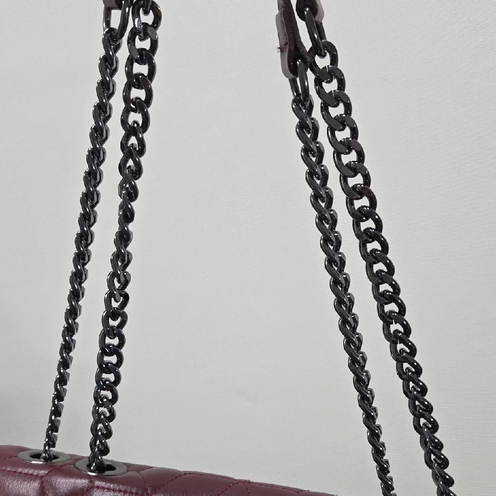 Chic Quilted Shoulder Bag in Rich Burgundy - Picture 7 of 8